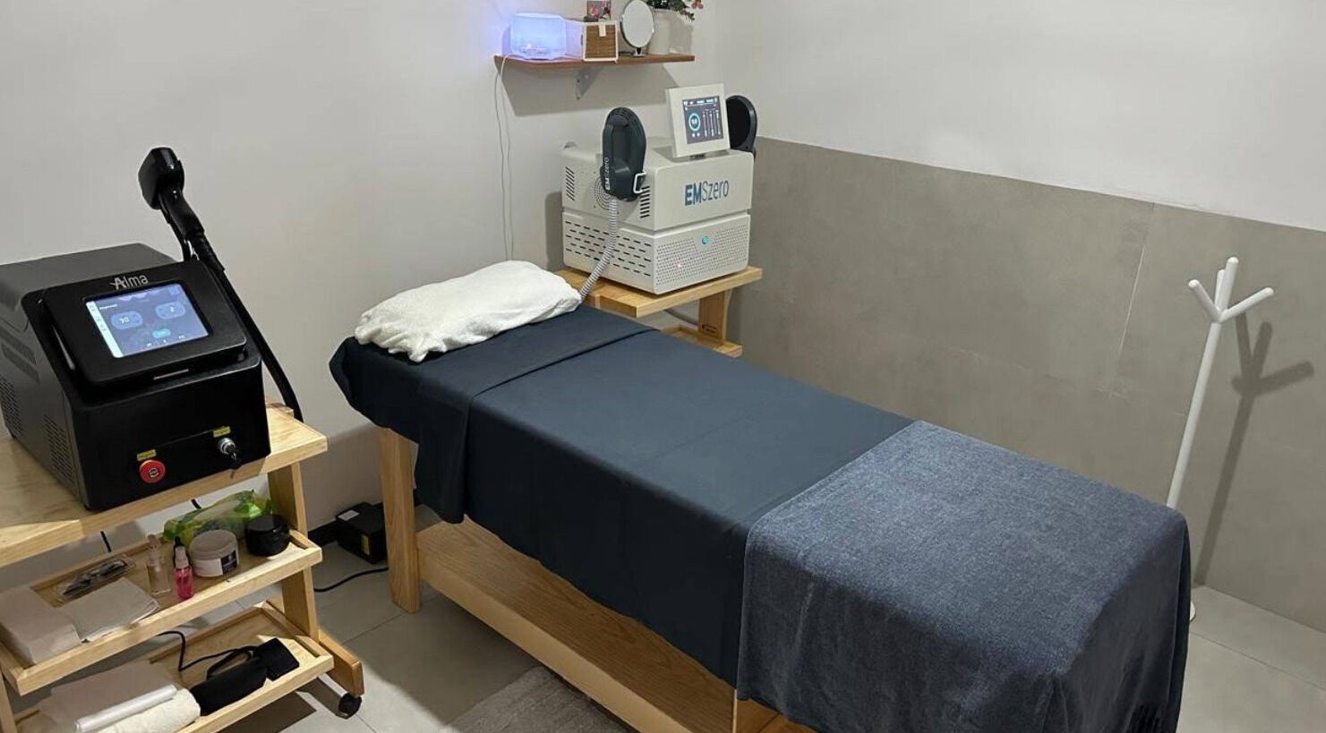 Sala de tratamiento en Urbanskin Anzures, Ciudad De México, con equipos modernos y camilla cómoda.