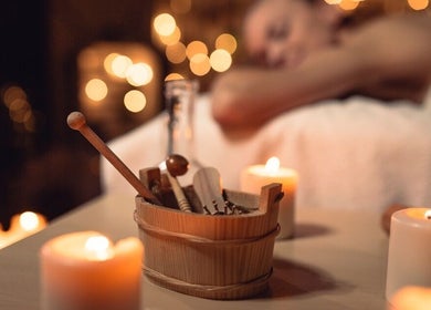 Vista del relax en Andreamlestetica, con velas y herramientas de spa en Pedralba, Comunidad Valenciana, ES.