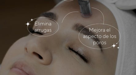 Tratamiento facial en Andreamlestetica, Pedralba, Comunidad Valenciana, ES, eliminando arrugas y mejorando poros.