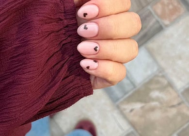 Manicura de uñas con corazones en Andreamlestetica, Pedralba, Comunidad Valenciana, ES.