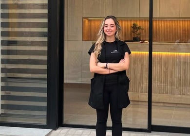 Profesional sonriente en la entrada de Andreamlestetica, Pedralba, Comunidad Valenciana, ES.