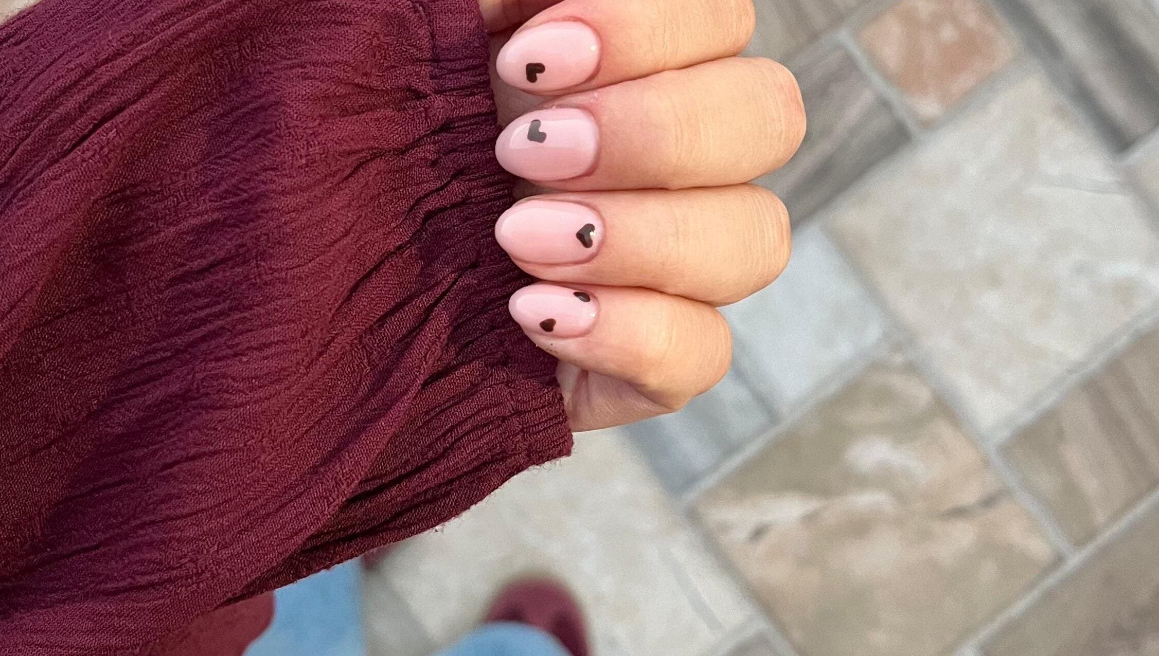 Manicura con corazones en Andreamlestetica, Pedralba, Comunidad Valenciana, ES. Estilo elegante y moderno.