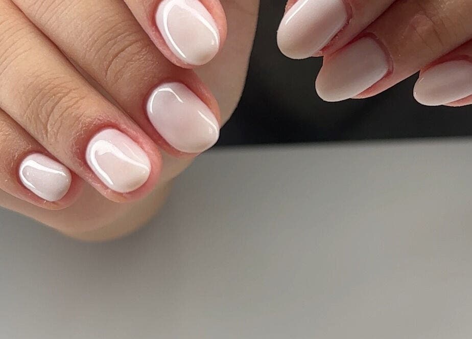 Manicura elegante en Andreamlestetica, Pedralba, Comunidad Valenciana, ES, uñas suaves y bien cuidadas.