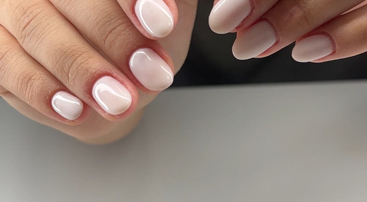 Manicura elegante en Andreamlestetica, Pedralba, Comunidad Valenciana, ES, uñas suaves y bien cuidadas.