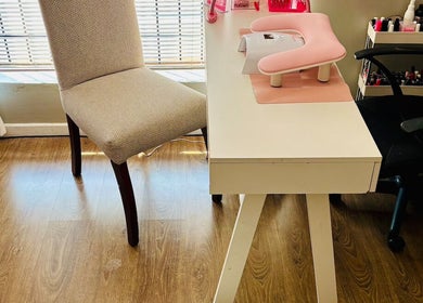 Stylish nail salon setup at Make Me Pretti‎, Cape Town, Western Cape, ZA with pink decor and comfortable seating.