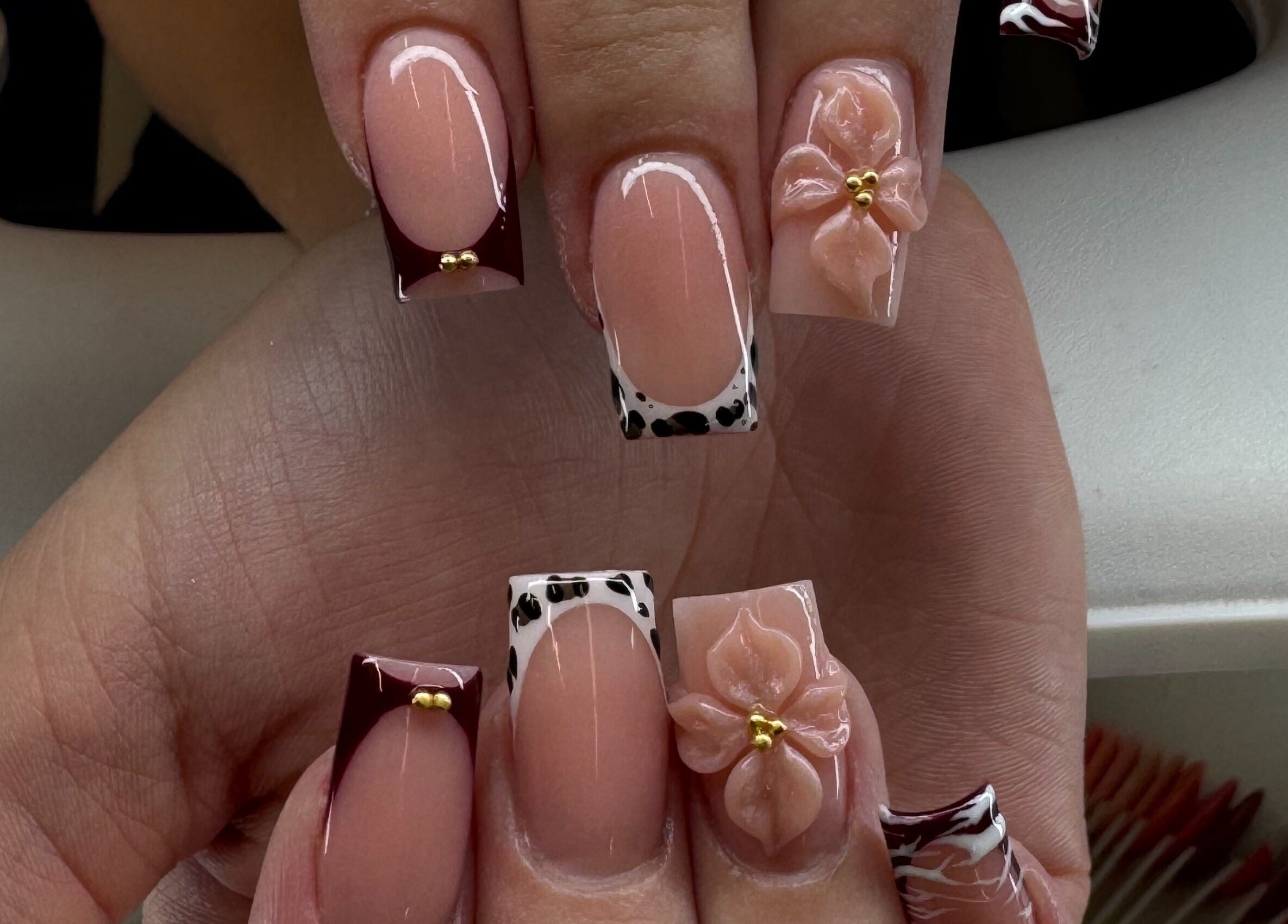 Elegant nail design with floral accents at Icon Nails & Beauty, Zürich, Zürich, CH.