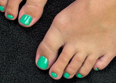 Green pedicure on toes at Irysha.beauty in Chichester, England, GB.
