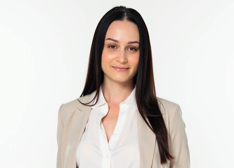 Professional woman at Beyond Beauty & Brows Au, Hope Island, Queensland, AU offers aesthetic expertise.