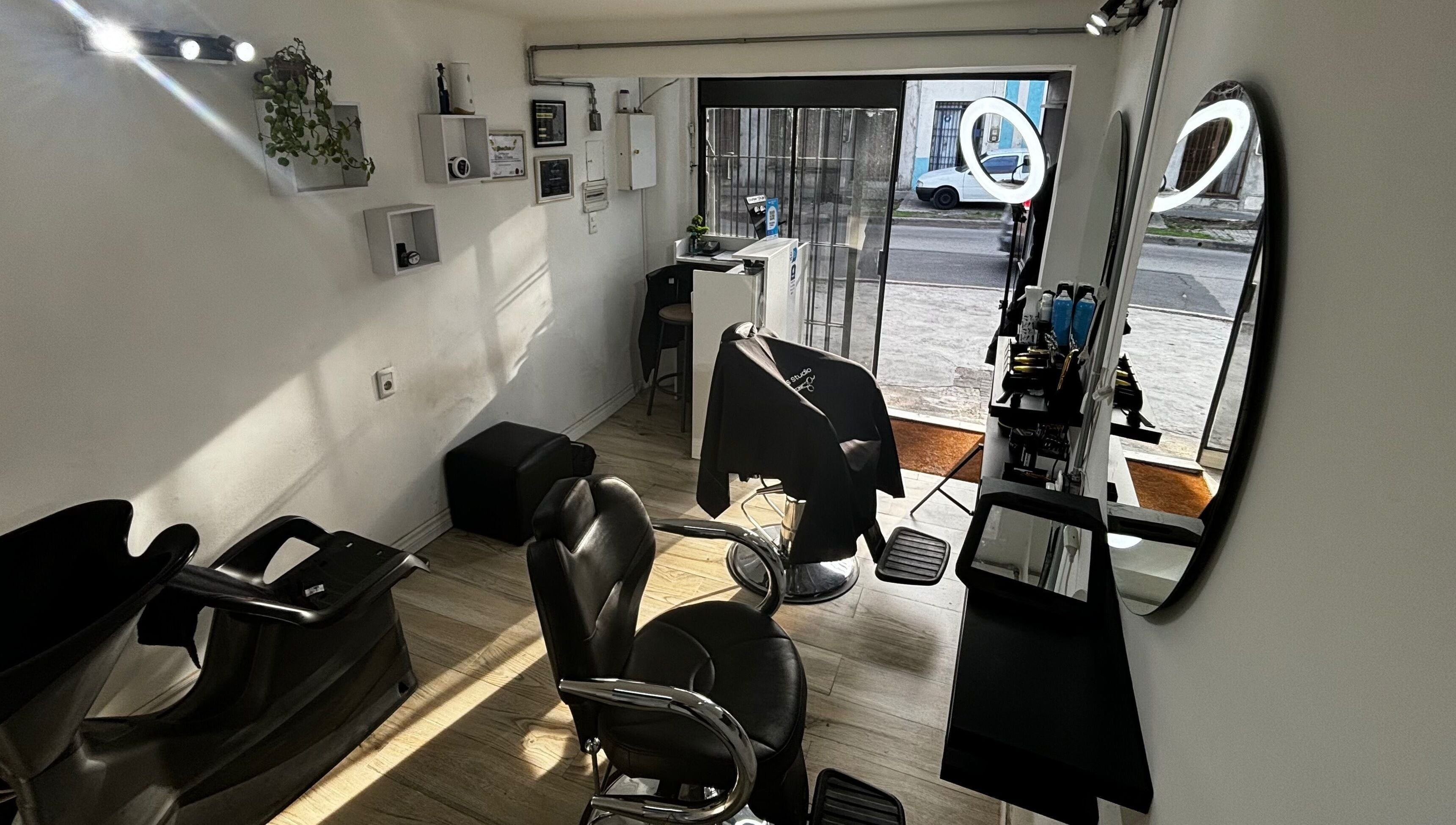 Interior moderno de DLS Studio en Montevideo, Departamento De Montevideo, UY, con sillas y espejos.