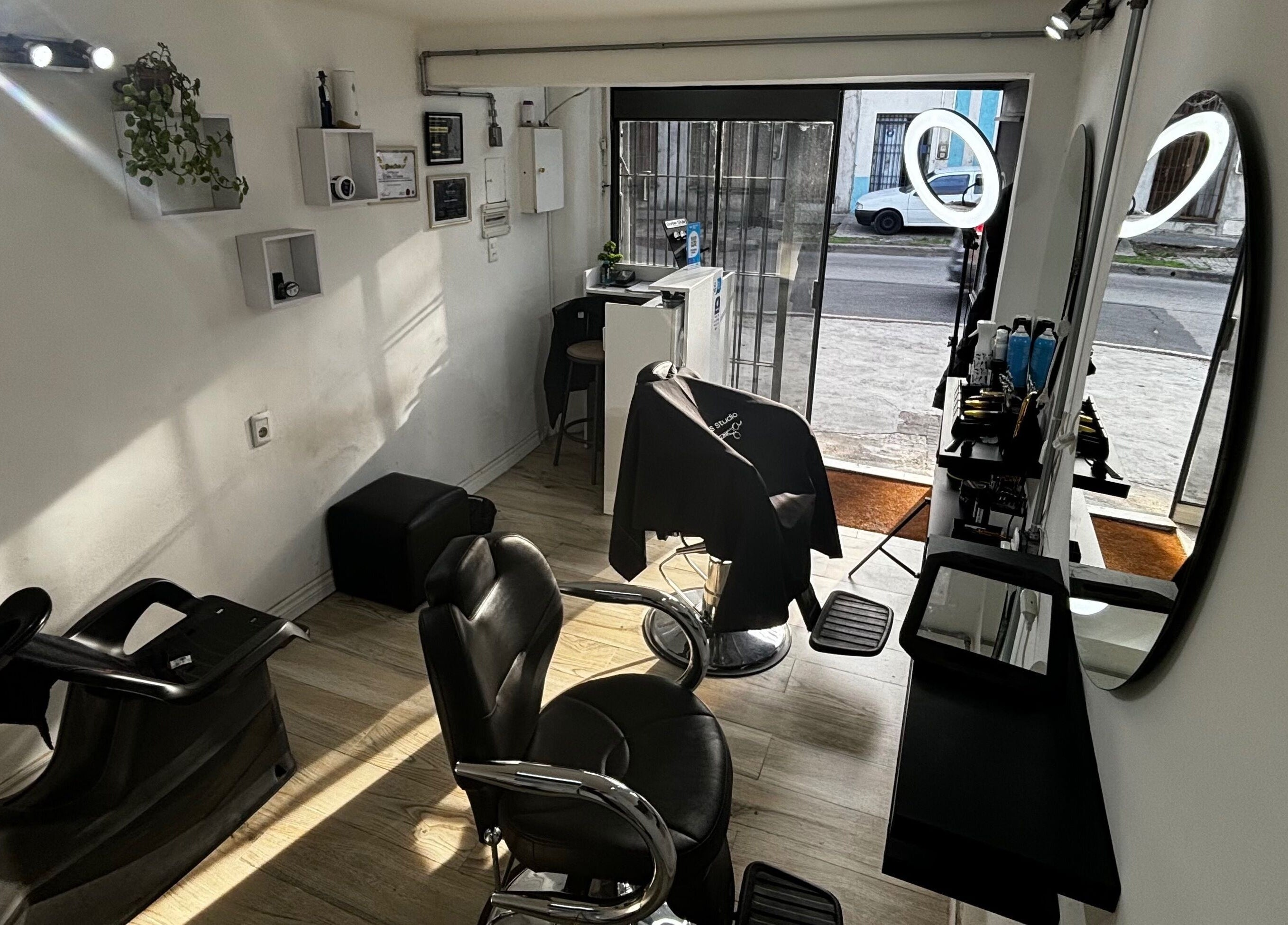 Interior moderno de DLS Studio en Montevideo, Departamento De Montevideo, UY, con sillas y espejos.