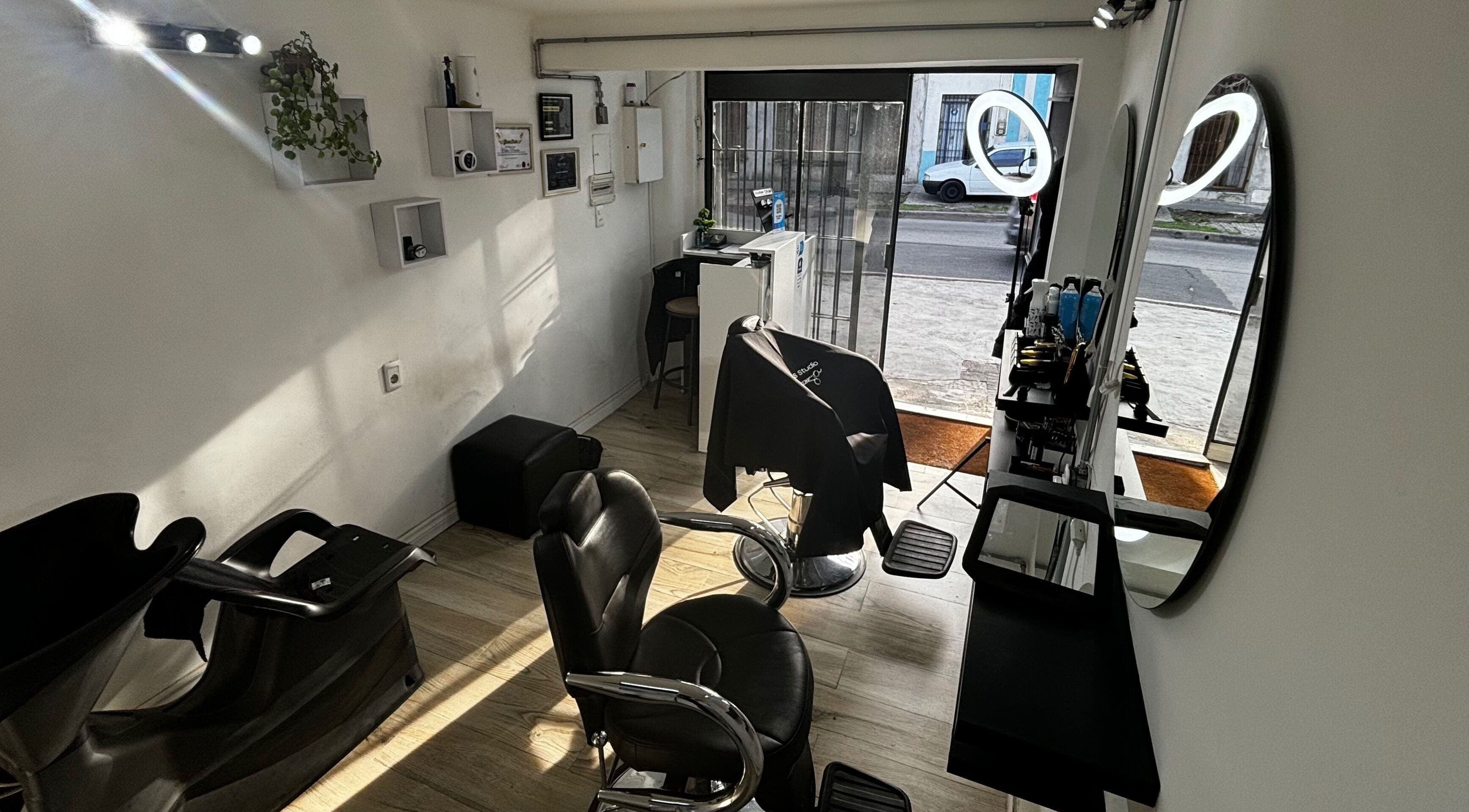 Interior moderno de DLS Studio en Montevideo, Departamento De Montevideo, UY, con sillas y espejos.