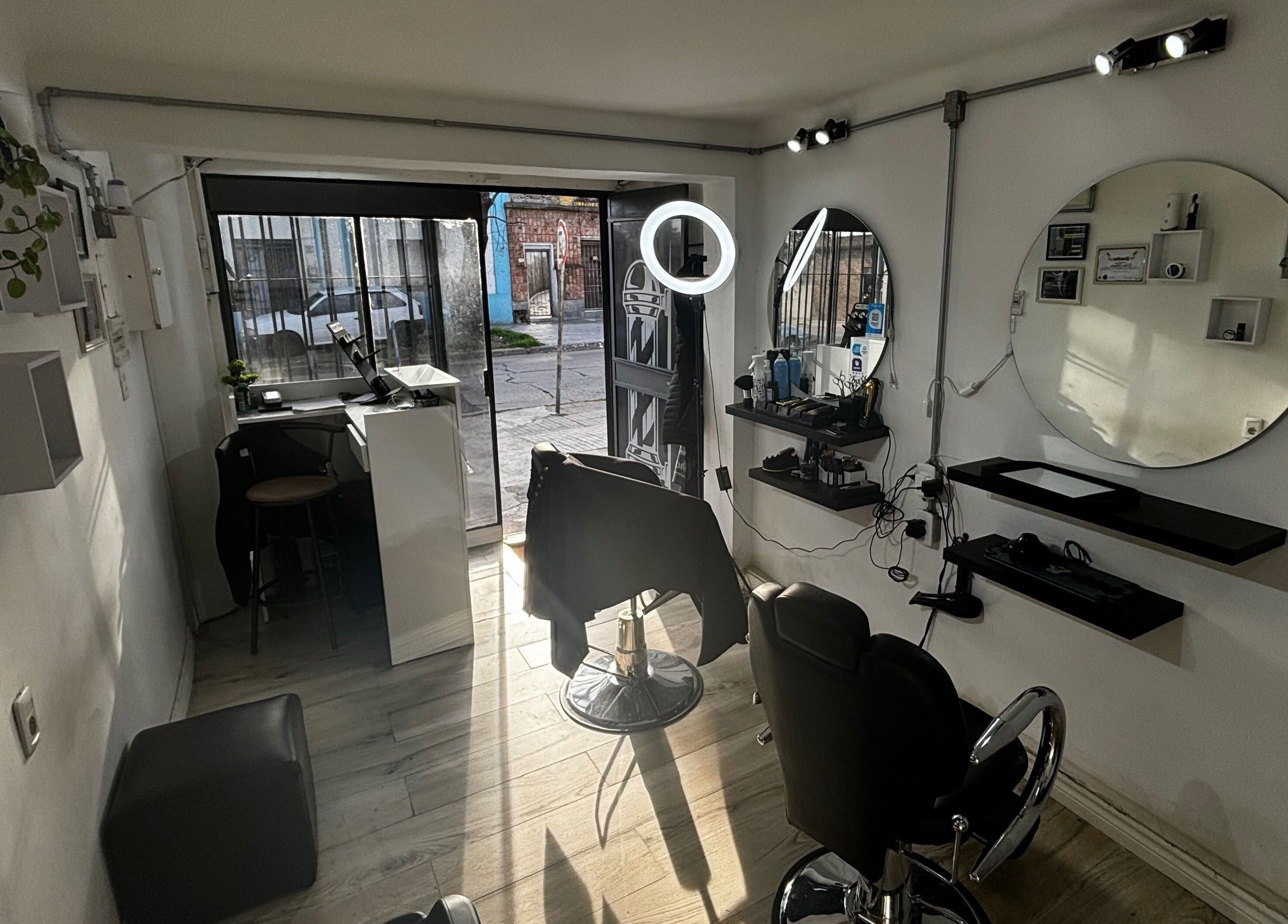 Interior elegante de DLS Studio en Montevideo, Departamento De Montevideo, UY, con espejos redondos y estación de trabajo.