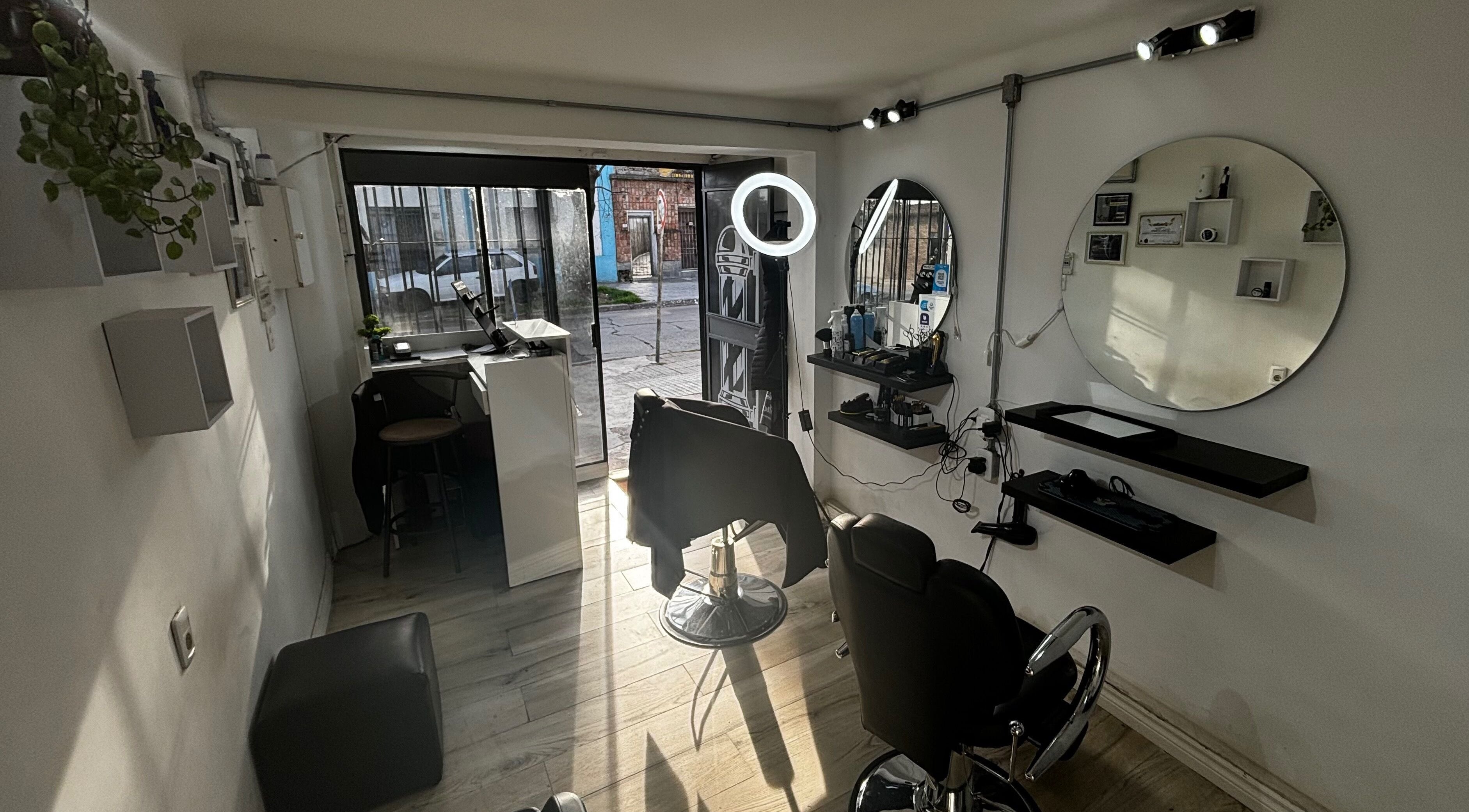 Interior elegante de DLS Studio en Montevideo, Departamento De Montevideo, UY, con espejos redondos y estación de trabajo.