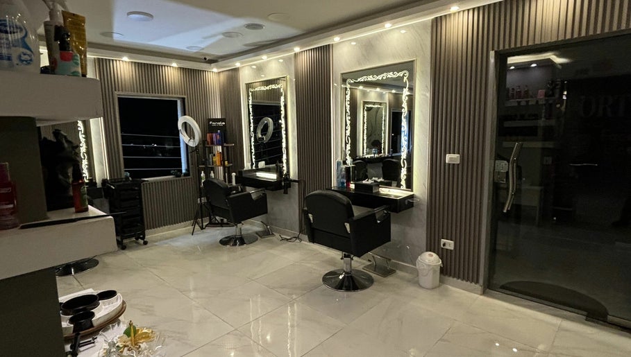 HairPort Beauty Lounge image 1