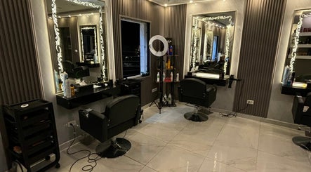 HairPort Beauty Lounge image 2