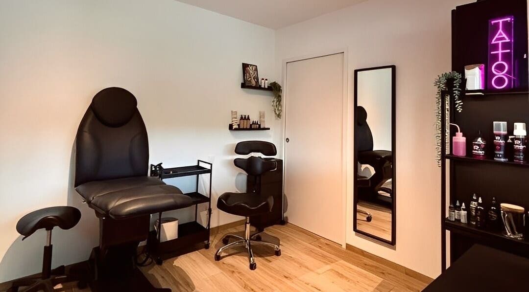 Cabine moderne chez Le rêve d'Aphrodite - Artiste tatoueuse et dermopigmentation, Redon, Bretagne, FR.