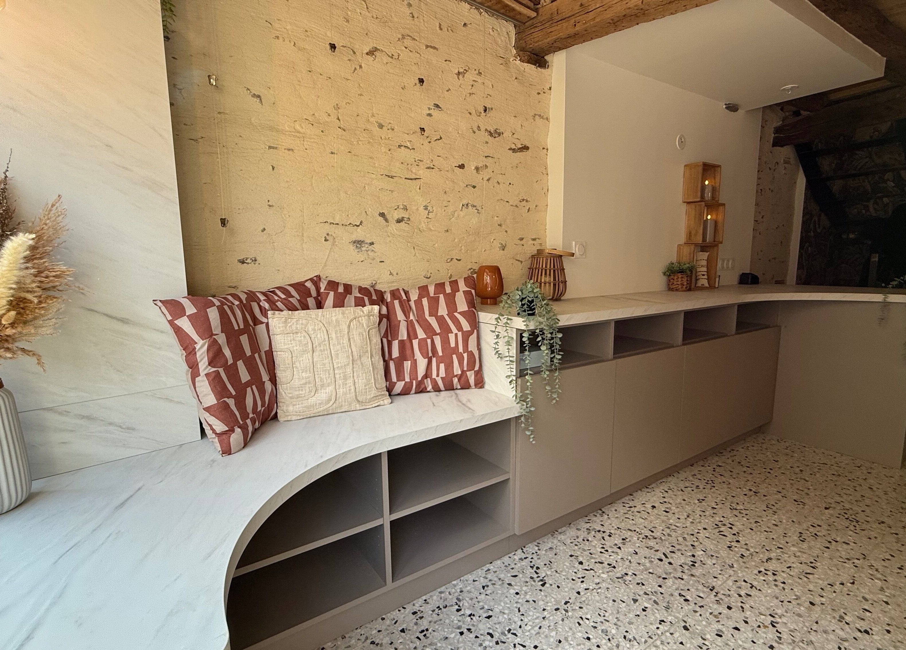 Intérieur élégant de Le rêve d'Aphrodite à Redon, Bretagne, FR avec déco moderne et chaleureux.