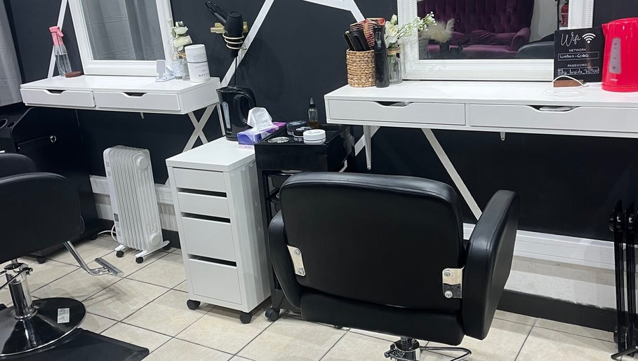 Intérieur élégant du salon Tika Braids à Elbeuf, Normandie, FR avec mobiliers modernes.