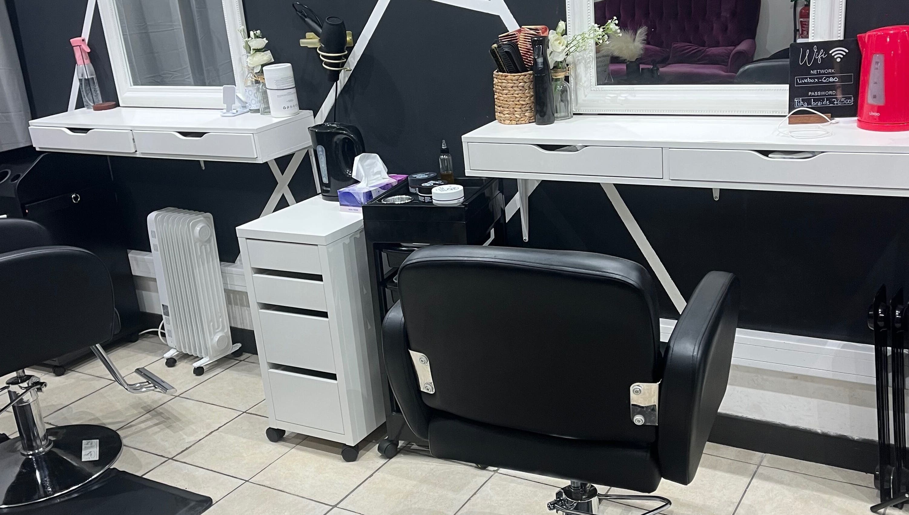 Intérieur élégant du salon Tika Braids à Elbeuf, Normandie, FR avec mobiliers modernes.