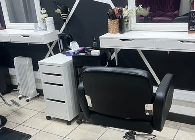 Intérieur élégant du salon Tika Braids à Elbeuf, Normandie, FR avec mobiliers modernes.