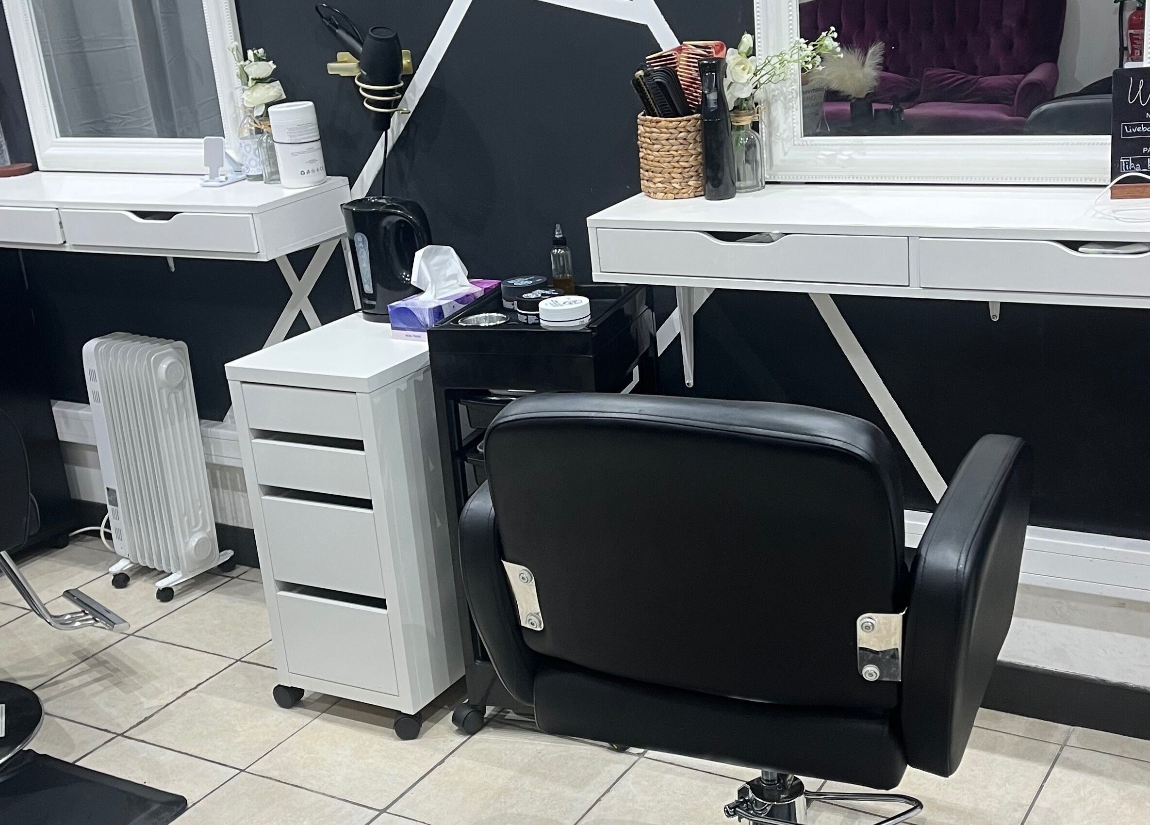 Intérieur élégant du salon Tika Braids à Elbeuf, Normandie, FR avec mobiliers modernes.