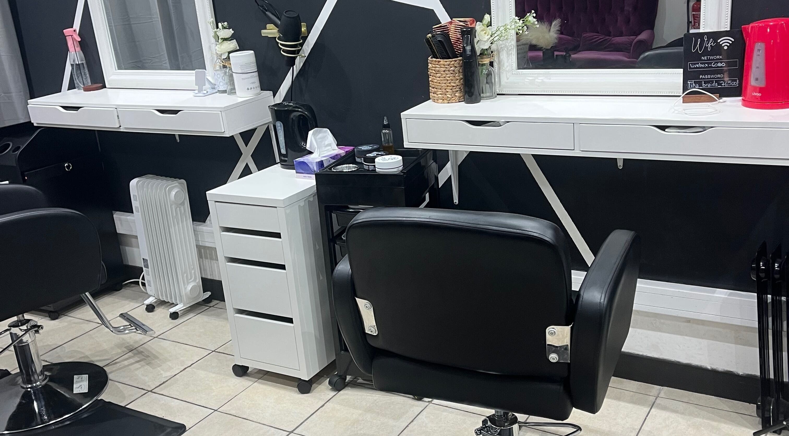 Intérieur élégant du salon Tika Braids à Elbeuf, Normandie, FR avec mobiliers modernes.