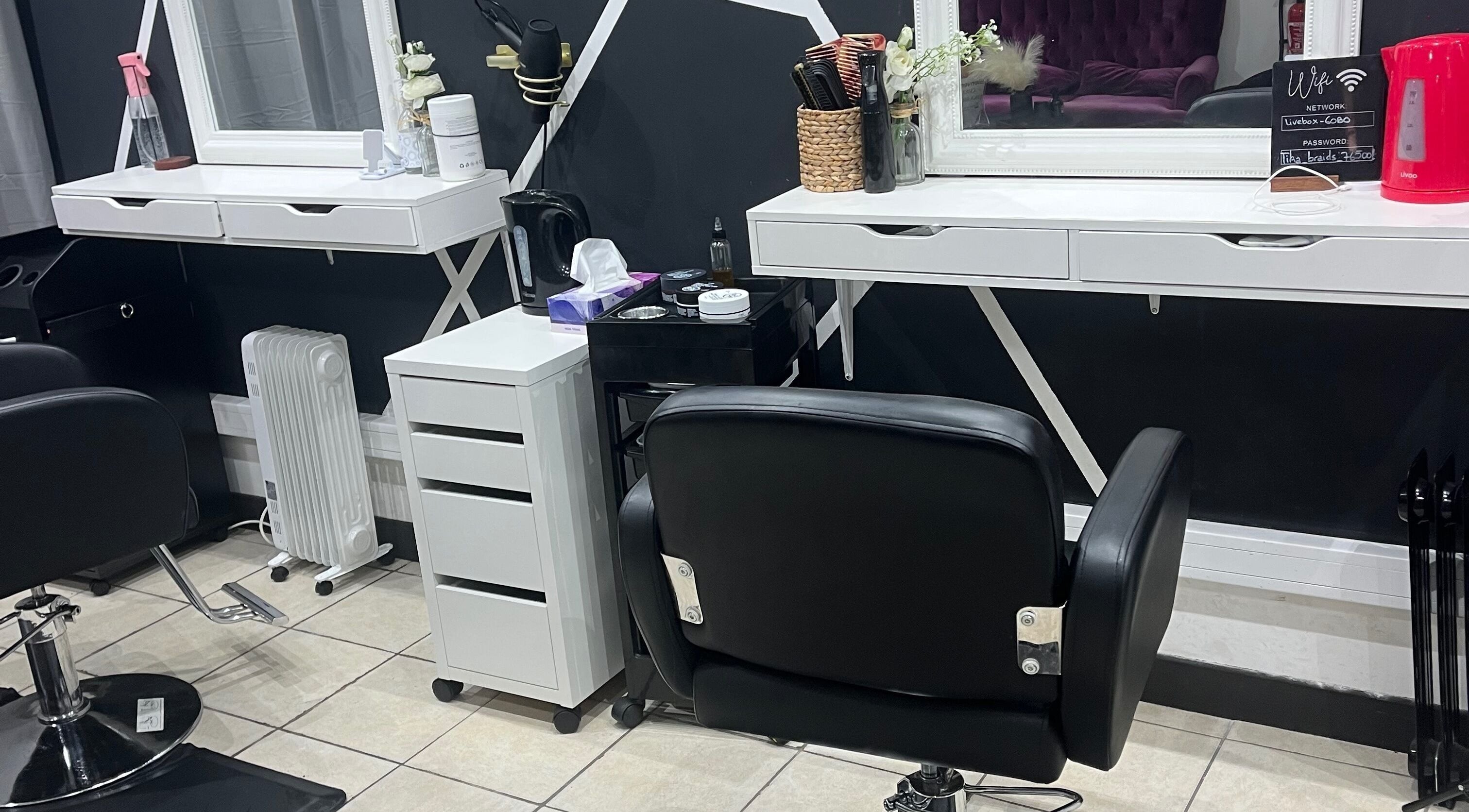 Intérieur élégant du salon Tika Braids à Elbeuf, Normandie, FR avec mobiliers modernes.