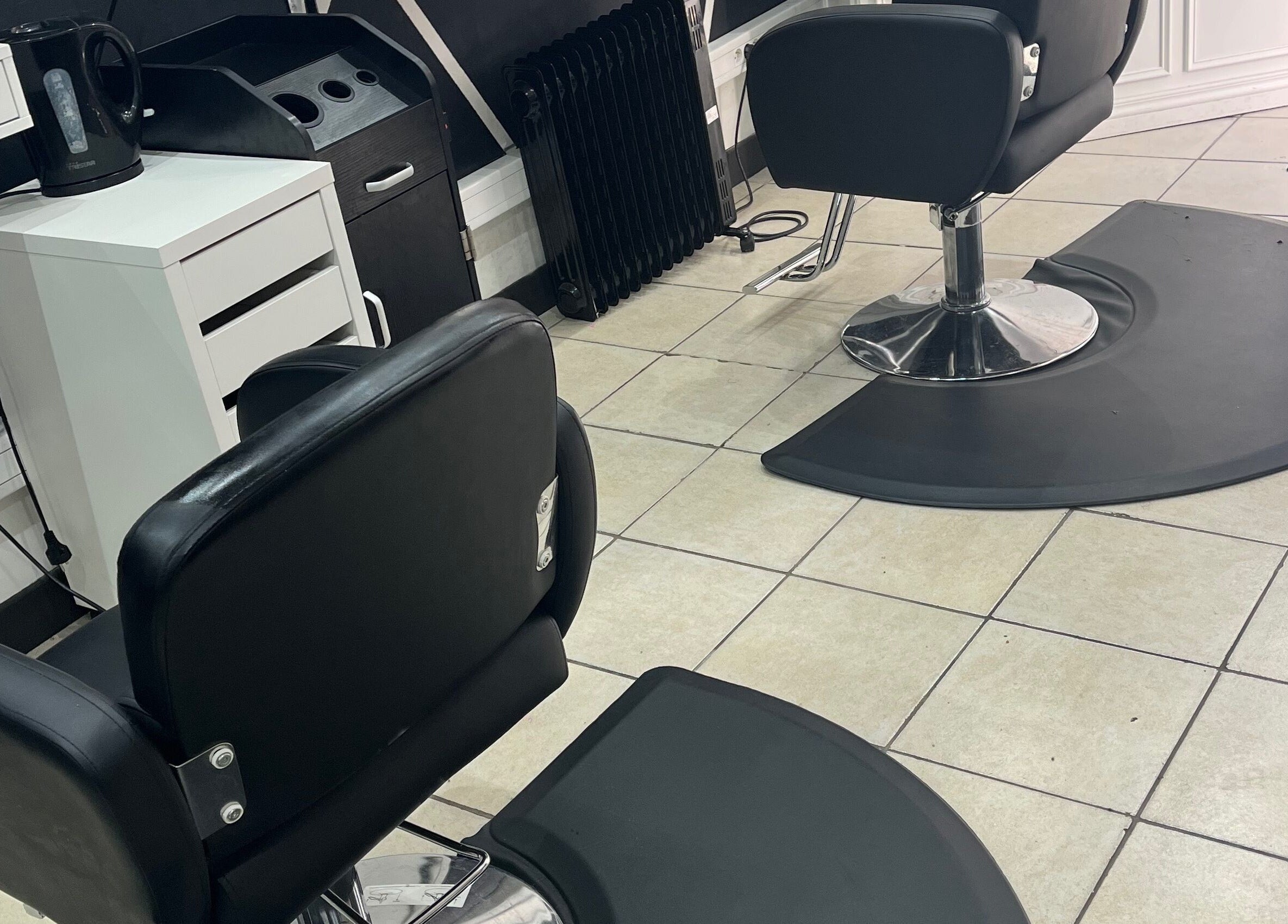 Chaises de coiffure élégantes chez Tika Braids, Elbeuf, Normandie, FR.