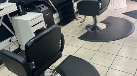 Chaises de coiffure élégantes chez Tika Braids, Elbeuf, Normandie, FR.