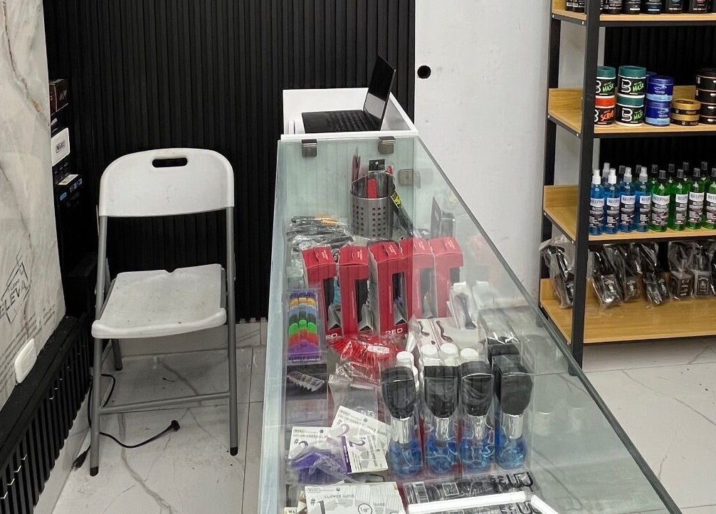 Interior de GECS BARBER STUDIO en Santo Domingo, DO, mostrando productos de barbería en exposición.