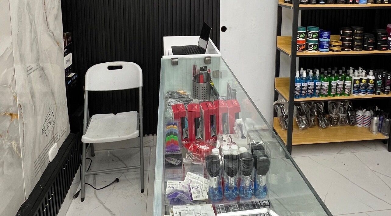 Interior de GECS BARBER STUDIO en Santo Domingo, DO, mostrando productos de barbería en exposición.