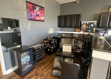Tat2Guru - Dream Chaser Tattoo LLC interior in Lexington, Kentucky, US showcasing a stylish workstation.