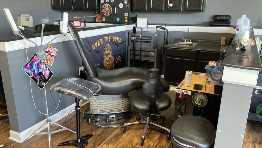 Tat2Guru - Dream Chaser Tattoo LLC in Lexington, Kentucky, US features a professional tattoo station.