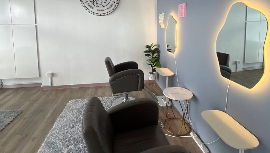 Modern salon interior at Illi Beauty Spa Salon in Kuala Lumpur, featuring stylish chairs and mirrors.