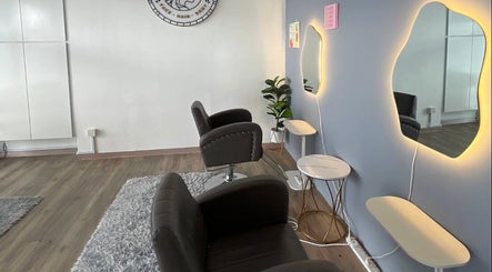 Modern salon interior at Illi Beauty Spa Salon in Kuala Lumpur, featuring stylish chairs and mirrors.