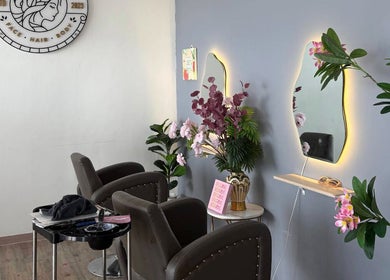 Chic salon chairs and illuminated mirrors at Illi Beauty Spa Salon, Kuala Lumpur, Wilayah Persekutuan Kuala Lumpur, MY.