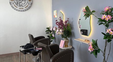 Chic salon chairs and illuminated mirrors at Illi Beauty Spa Salon, Kuala Lumpur, Wilayah Persekutuan Kuala Lumpur, MY.