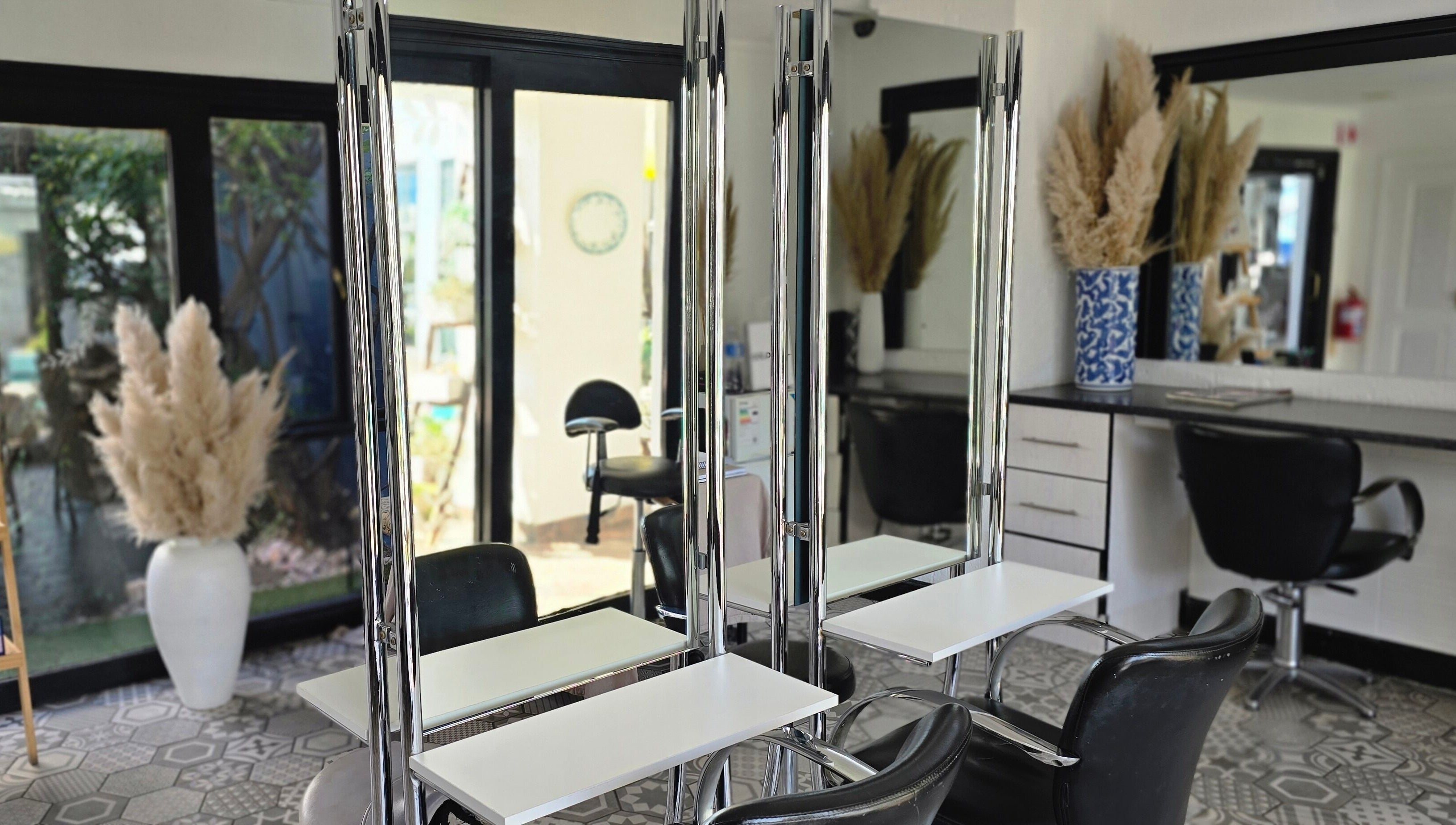 Bright seating area at Hair On View salon in Boksburg, Gauteng, ZA, with modern decor and mirrors.