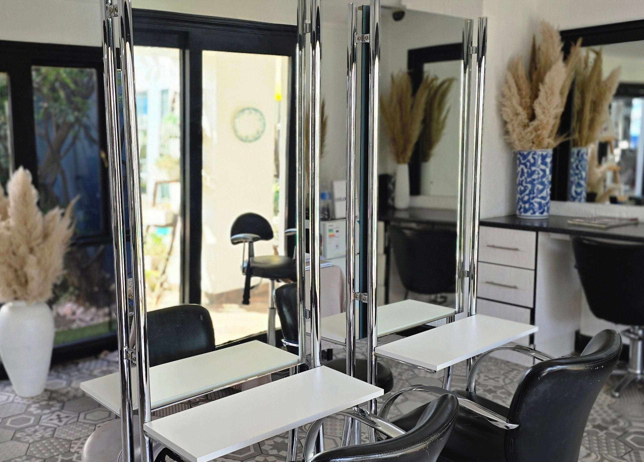 Bright seating area at Hair On View salon in Boksburg, Gauteng, ZA, with modern decor and mirrors.