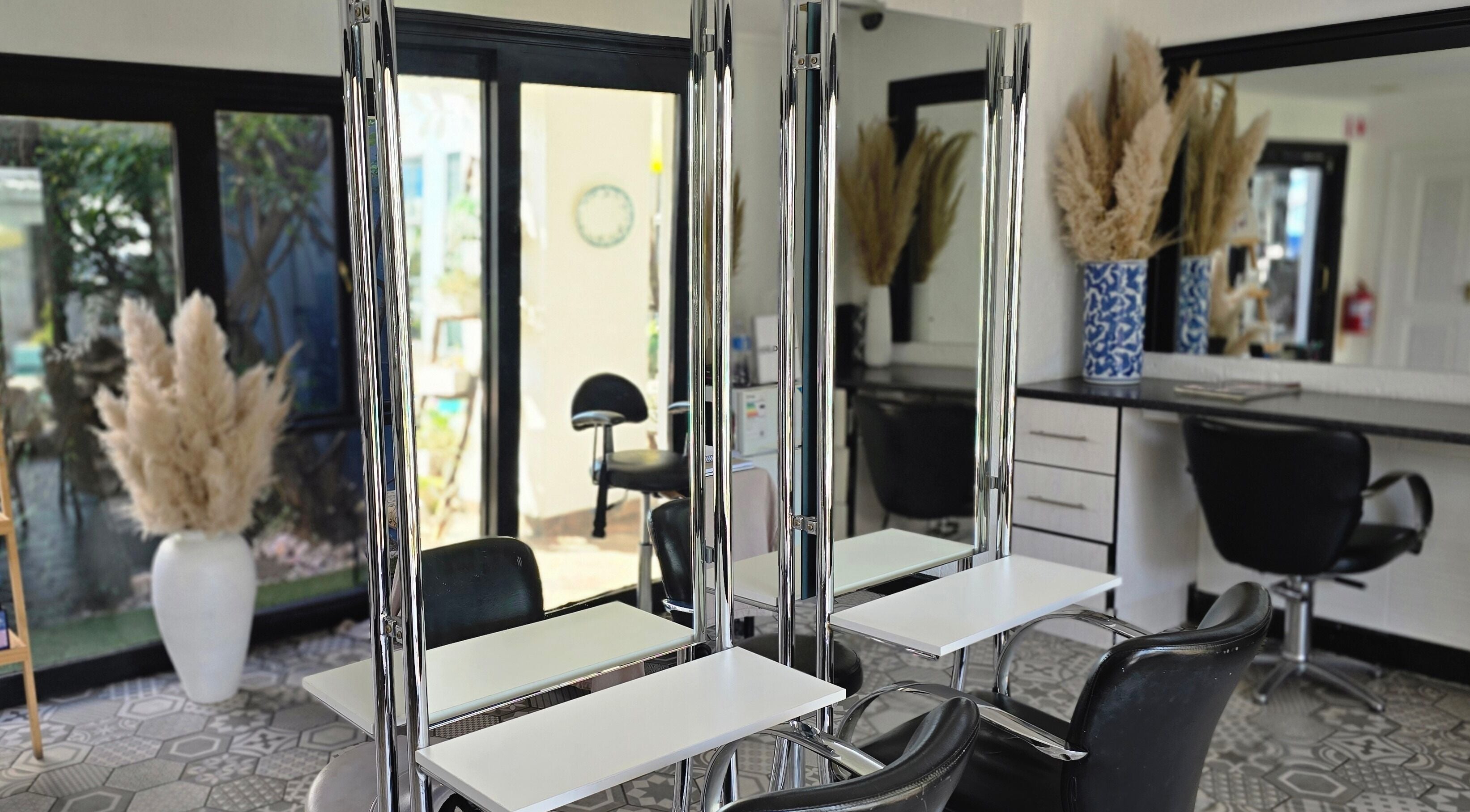 Bright seating area at Hair On View salon in Boksburg, Gauteng, ZA, with modern decor and mirrors.