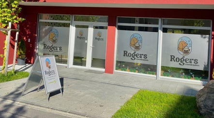 Außenansicht von Rogers Hundesalon in Reinach, Aargau, CH mit Schaufenstern und Werbeschild.