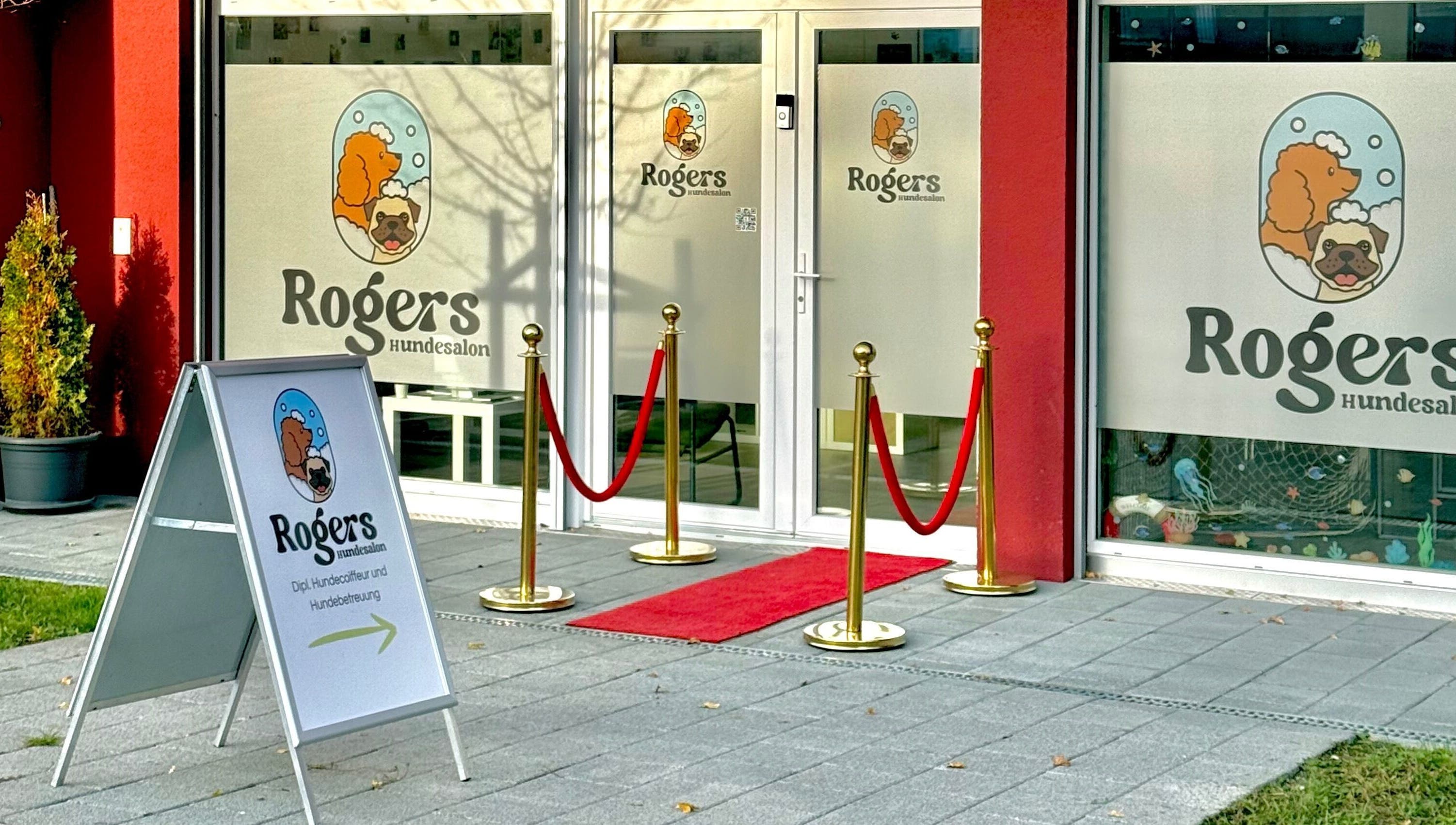 Außenansicht von Rogers Hundesalon, einladend dekoriert, Reinach, Aargau, CH.