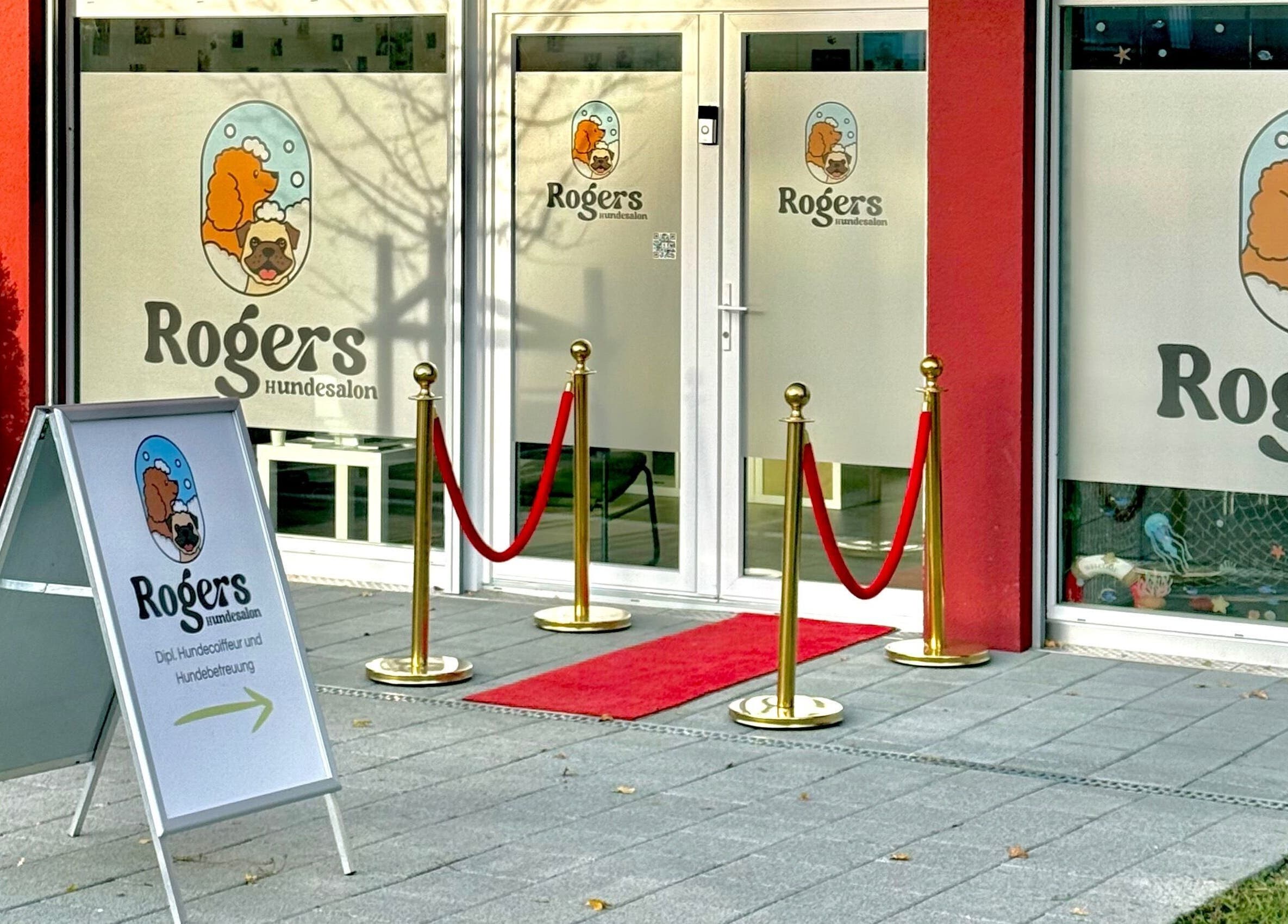 Außenansicht von Rogers Hundesalon, einladend dekoriert, Reinach, Aargau, CH.