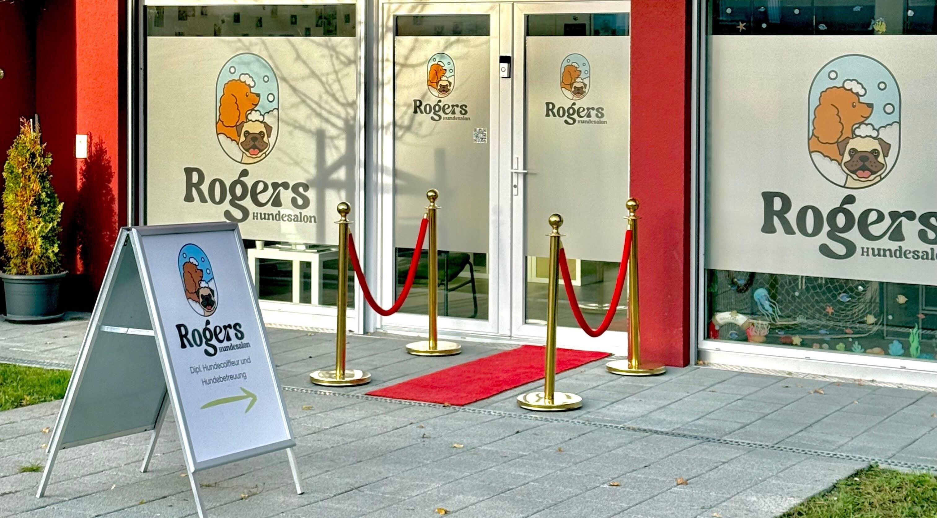 Außenansicht von Rogers Hundesalon, einladend dekoriert, Reinach, Aargau, CH.