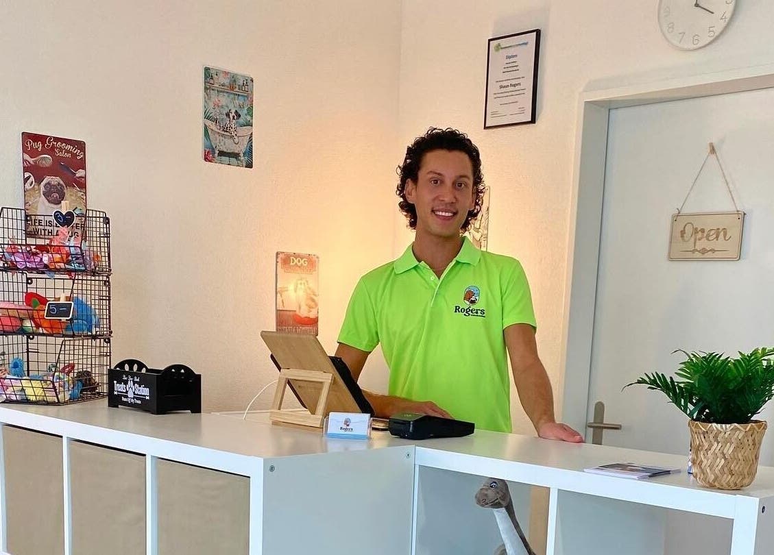 Ein freundlicher Mitarbeiter am Empfang von Rogers Hundesalon in Reinach, Aargau, CH.