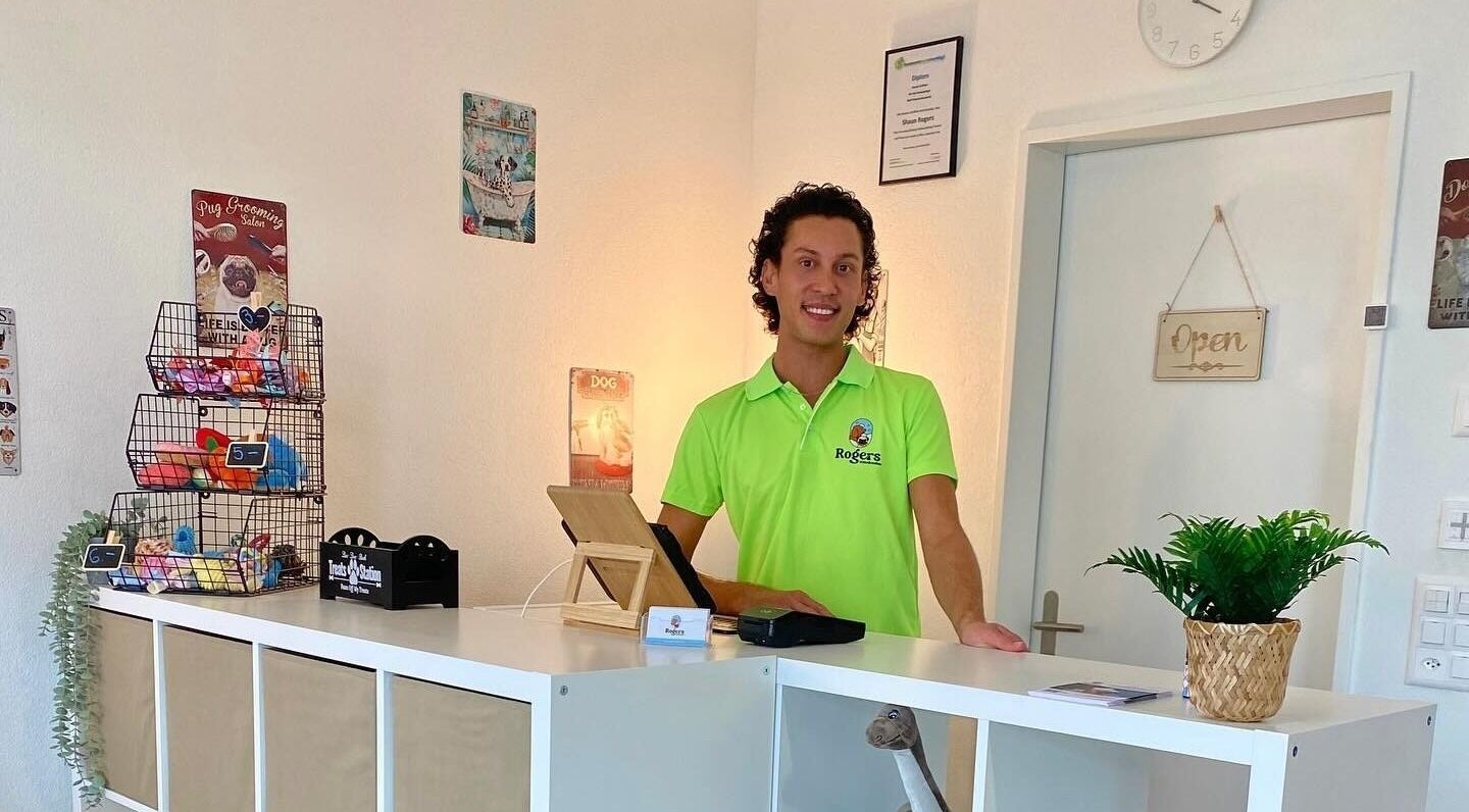 Ein freundlicher Mitarbeiter am Empfang von Rogers Hundesalon in Reinach, Aargau, CH.