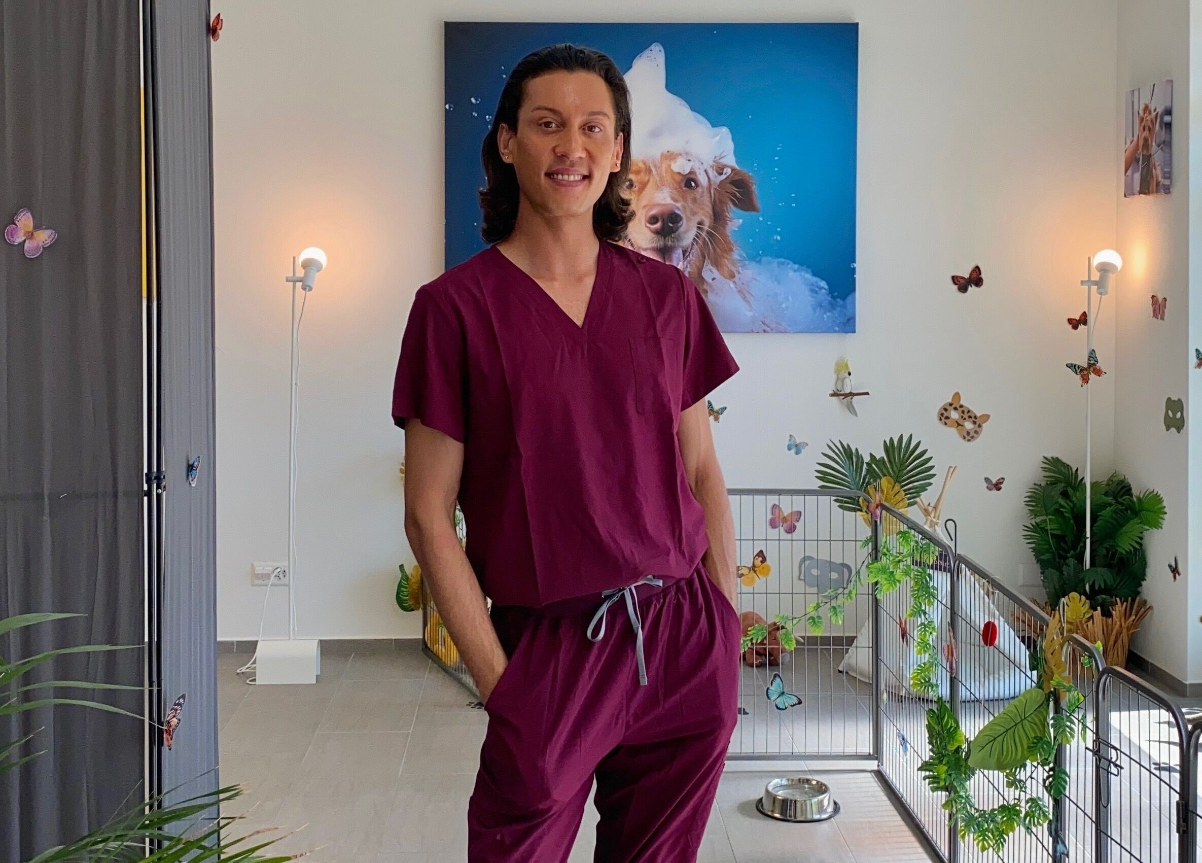 Heller, einladender Innenraum von Rogers Hundesalon in Reinach, Aargau, CH, mit Personal in lila Uniform.