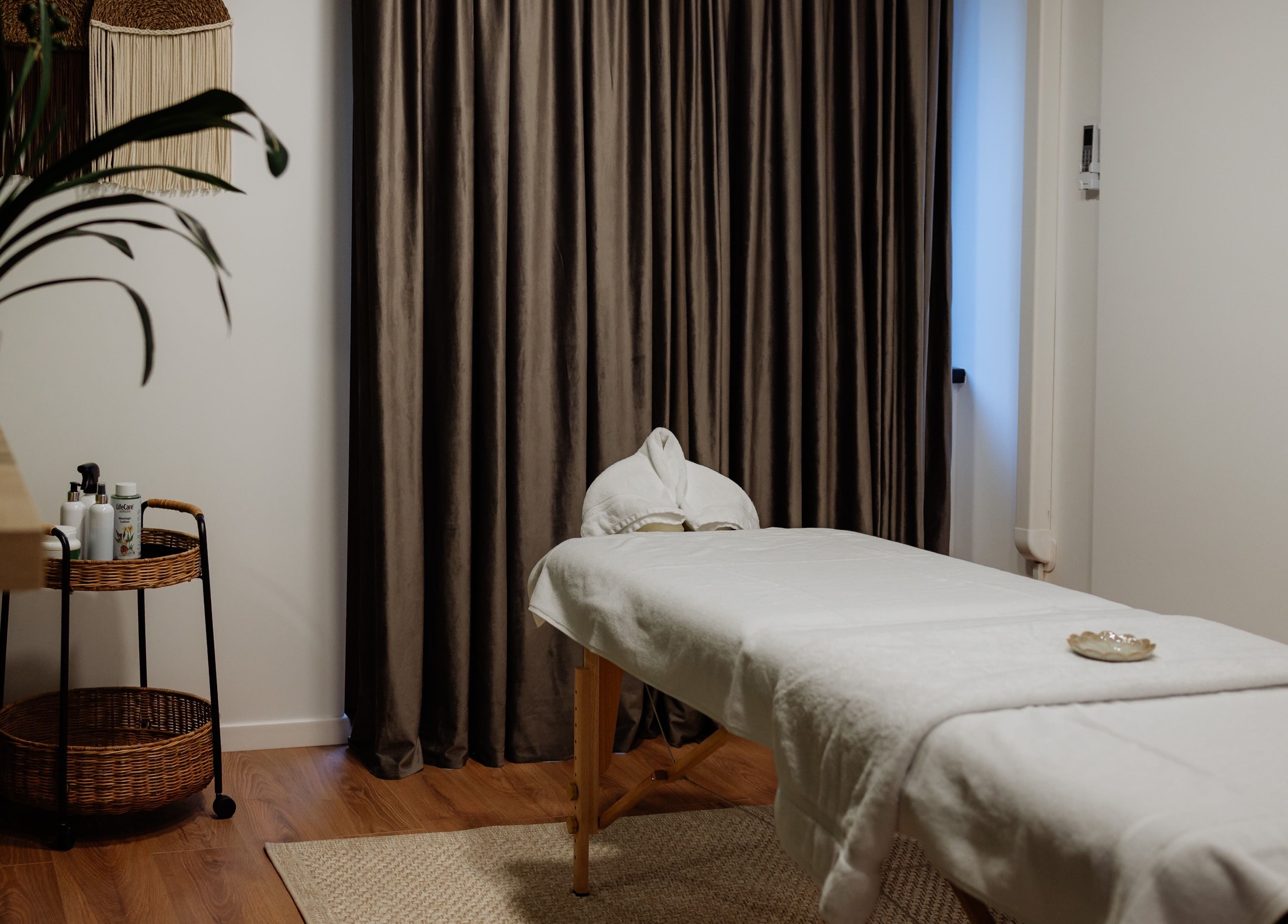 Camera de masaj la Harmony Wellness Cotroceni, București, București, RO, cu decor elegant și atmosferă calmă.