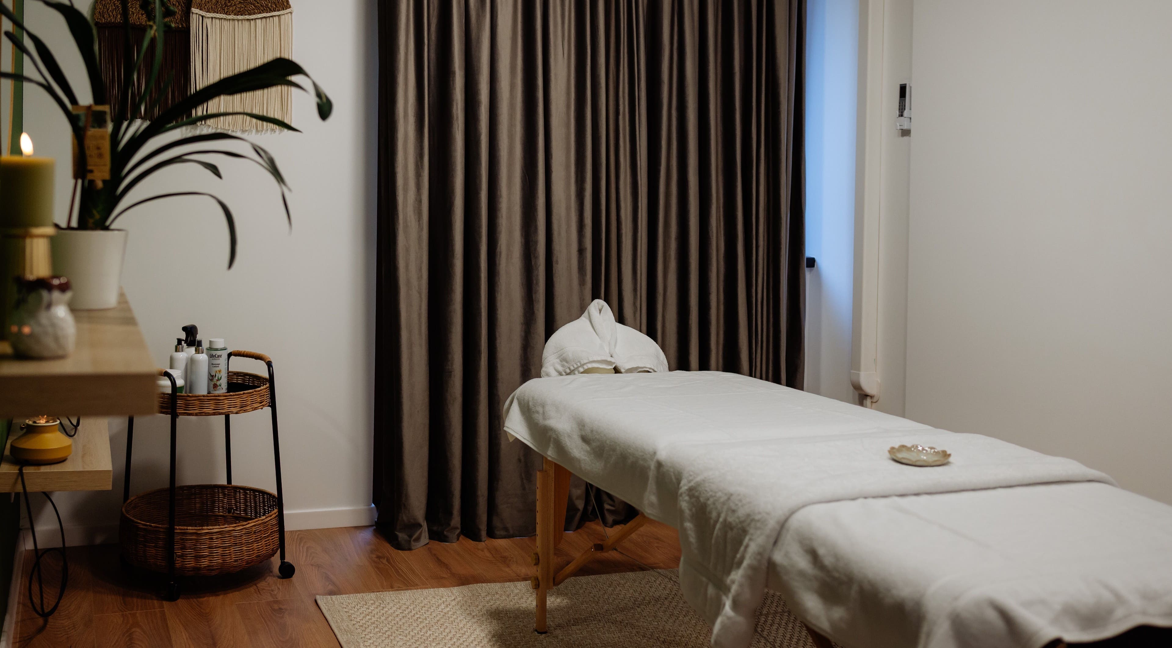 Camera de masaj la Harmony Wellness Cotroceni, București, București, RO, cu decor elegant și atmosferă calmă.