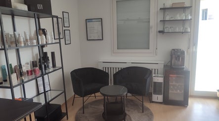Gemütlicher Loungebereich bei Bianka Bangura in Herrenberg, Baden-Württemberg, DE mit Produkten und Kaffee.